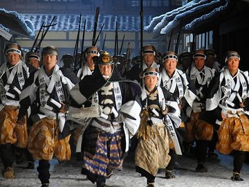 内蔵助の向かって左隣が、堀部安兵衛(越後『新発田藩』の生まれ)