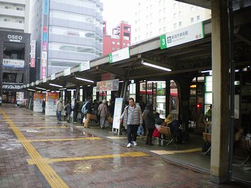 雨の新潟駅バスターミナル