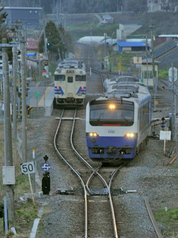 上り下りのホームが、その線路を挟むように向かい合ってたでしょ