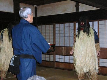 真山伝承館・“なまはげ”に、手みやげのお餅を持たせる