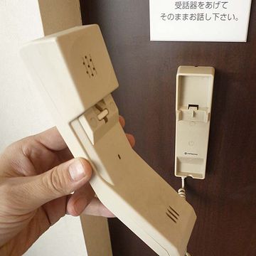 エレベーター脇に、フロントに掛けられる電話が設置されてました