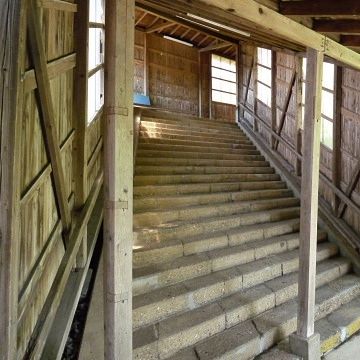 八森駅の階段が筒井康隆の小説に出てきそうだって……