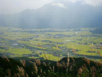 魚沼地域の特徴は、四方を山に囲まれた盆地