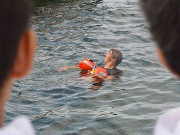焦らず、浮いたまま助けを待つべきとのこと
