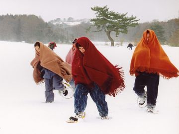 わざわざ角巻きかぶって、吹雪の原っぱに出るやつでしょ?
