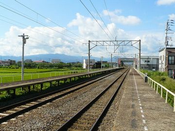 『撫牛子駅』のホーム。あたりに何もない! “ないじょうし”の“ない”は、この意味だったのか!