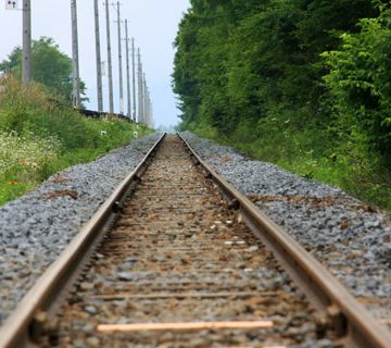 長野県・野辺山高原を一直線に走る線路