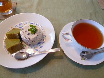 お茶飲んでる