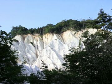 白っぽい断崖絶壁が連なって見えます