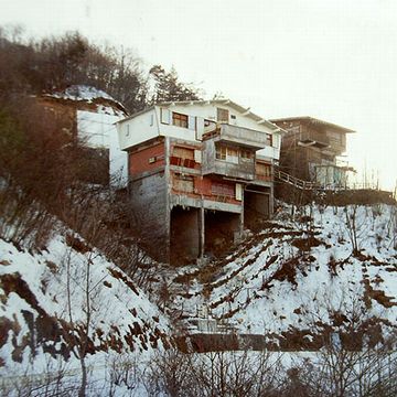 山の斜面に建つ山荘は、まさしく難攻不落の“山城”だったそうです