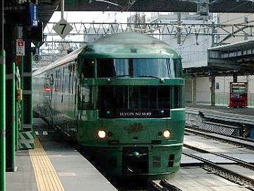 博多駅に入る「ゆふいんの森」