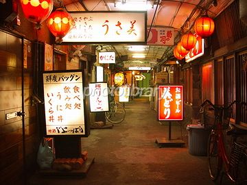 『駅前銀座』。さすが雪国。街路に屋根があります。