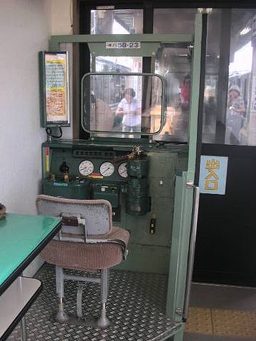 東能代駅の待合室