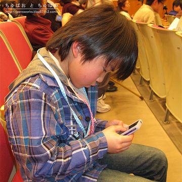 お父さんのスマホでゲームをしてるようです