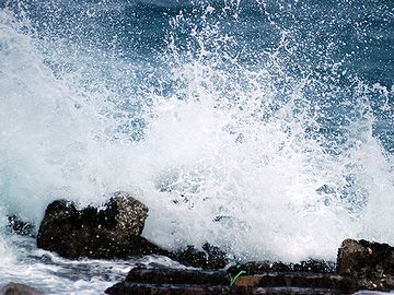 海側だと、波しぶきがかかるから？