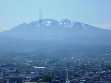 青森市街から見た八甲田山