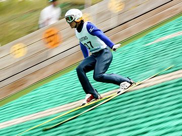 格好良く例えれば、ジャンプのテレマーク姿勢ですかね