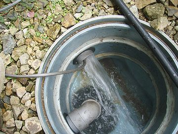 トイレの下の地面には、下水のマンホールが埋まってるんです
