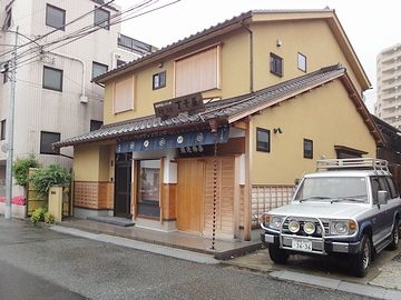 へび道を抜けたあたりで、こんな建物を発見