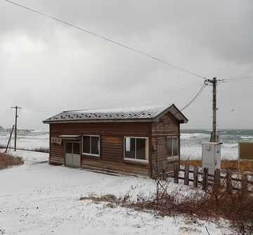 時化の時は、駅舎が波を被ることもありますから