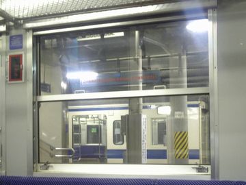 列車の窓って、上下2枚を組み合わせてるよね