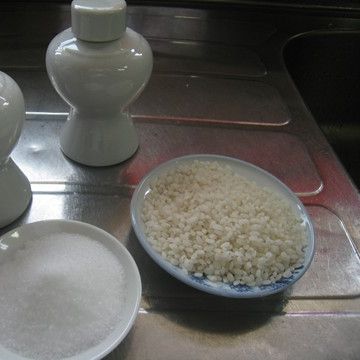 お神酒と米を供えてお参りし……