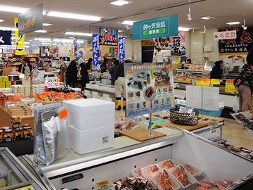 魚介類や農産物が買えます