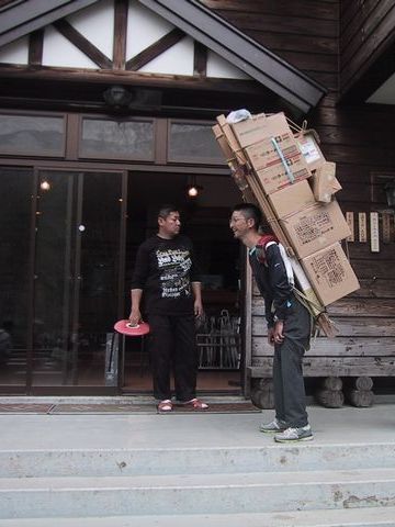 尾瀬『山の鼻小屋』売店に荷物を運ぶ背負子さん。1日終えた後のビールが美味しいでしょうね。