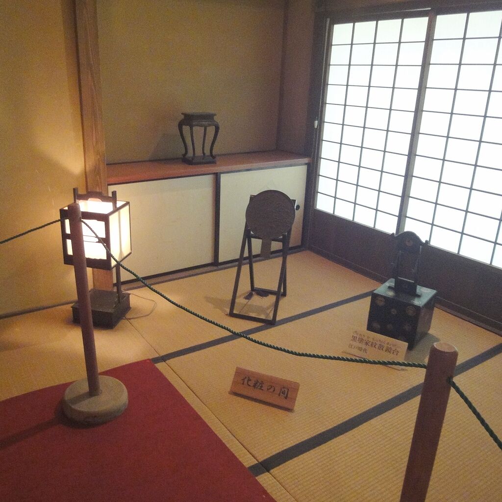 『化粧の間』""