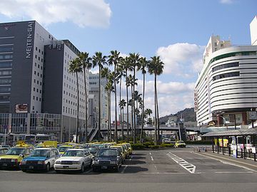 『徳島駅』。南国ムード満点。