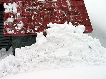 除いても除いても、上から新しい雪が落ちてくる