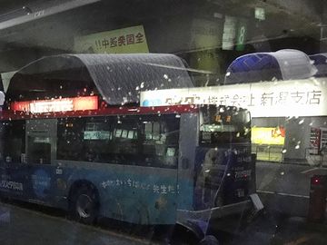 バスの窓には雨滴が付いてます