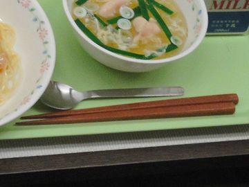 スプーンとお箸が付いてます