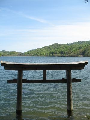 檜原湖・神社の鳥居
