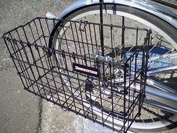 後ろのタイヤの右側に、金属製のカゴが付いてましたね