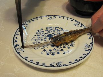 頭の方から引っ張ると、背骨がすっぽり抜けるんです
