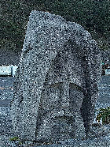 本家新島にあるモヤイ像。この哀愁はなんだ?