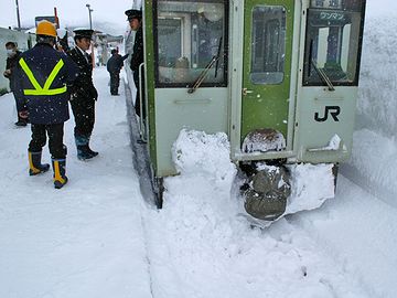 雪が降ると、当たり前みたいにダイヤが滅茶苦茶になる