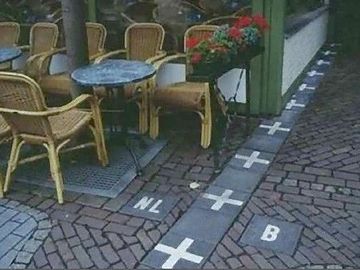 カフェの脇を通る国境線。右がベルギー、左がオランダ。