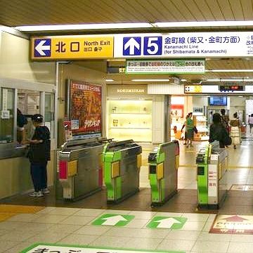 改札脇のガラス戸の中に、駅員さんが見えました