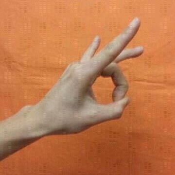 蜘蛛の巣に向かって、ピンと弾いたの