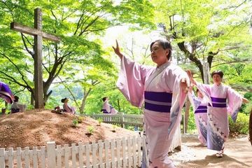 『ナニャドヤラ』を踊りながら、墓の周りを回ったりしてます