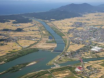 上へ行って海に落ちるのが大河津分水路。右に分かれる細い流れが、下流に向かう信濃川本流です