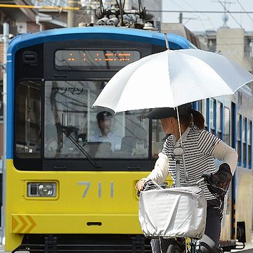 大阪のおばちゃんは、日傘で“さすべえ”やっとりま。