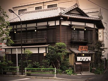 木造三階建ての、スゴく古いお店