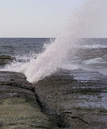 岩の間から、潮が噴き上がったりしますから