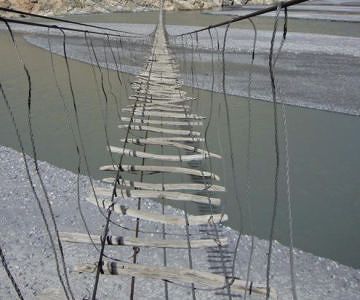 パキスタンの吊り橋。死ぬ気で渡れ!