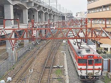 左手の高架橋が高架ホームへの線路