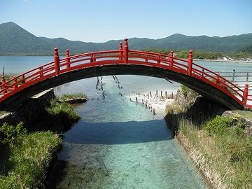 橋下の杭みたいなのは、水力発電所があったころの導水柵