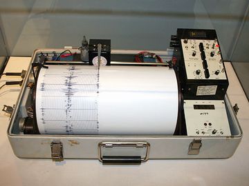 地震計は、横です